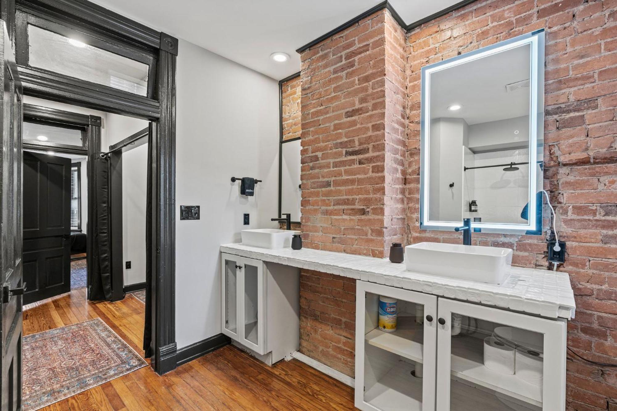 Apartment Spacious, Historic Logan Circle Rowhouse