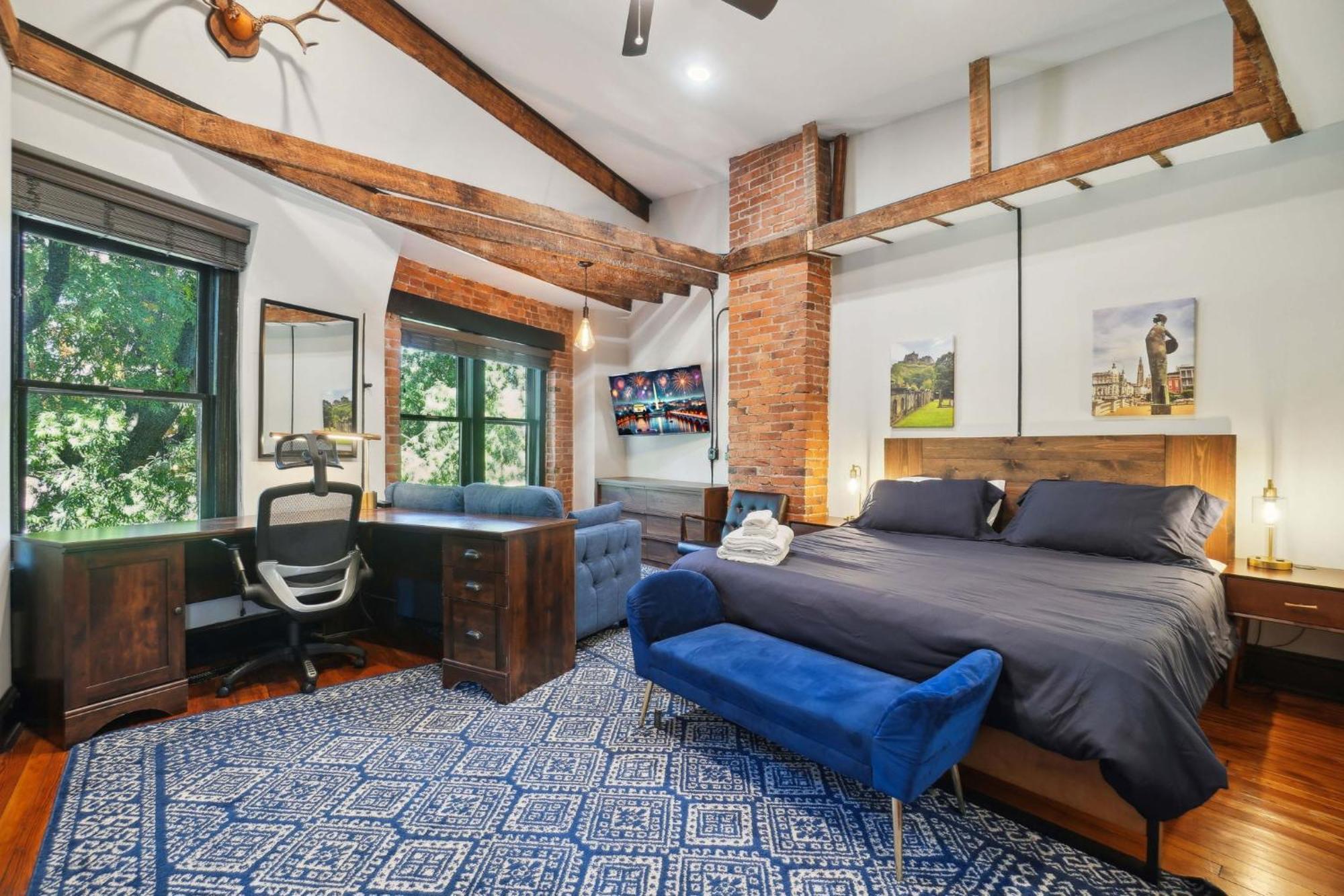 Spacious, Historic Logan Circle Rowhouse Apartment Washington