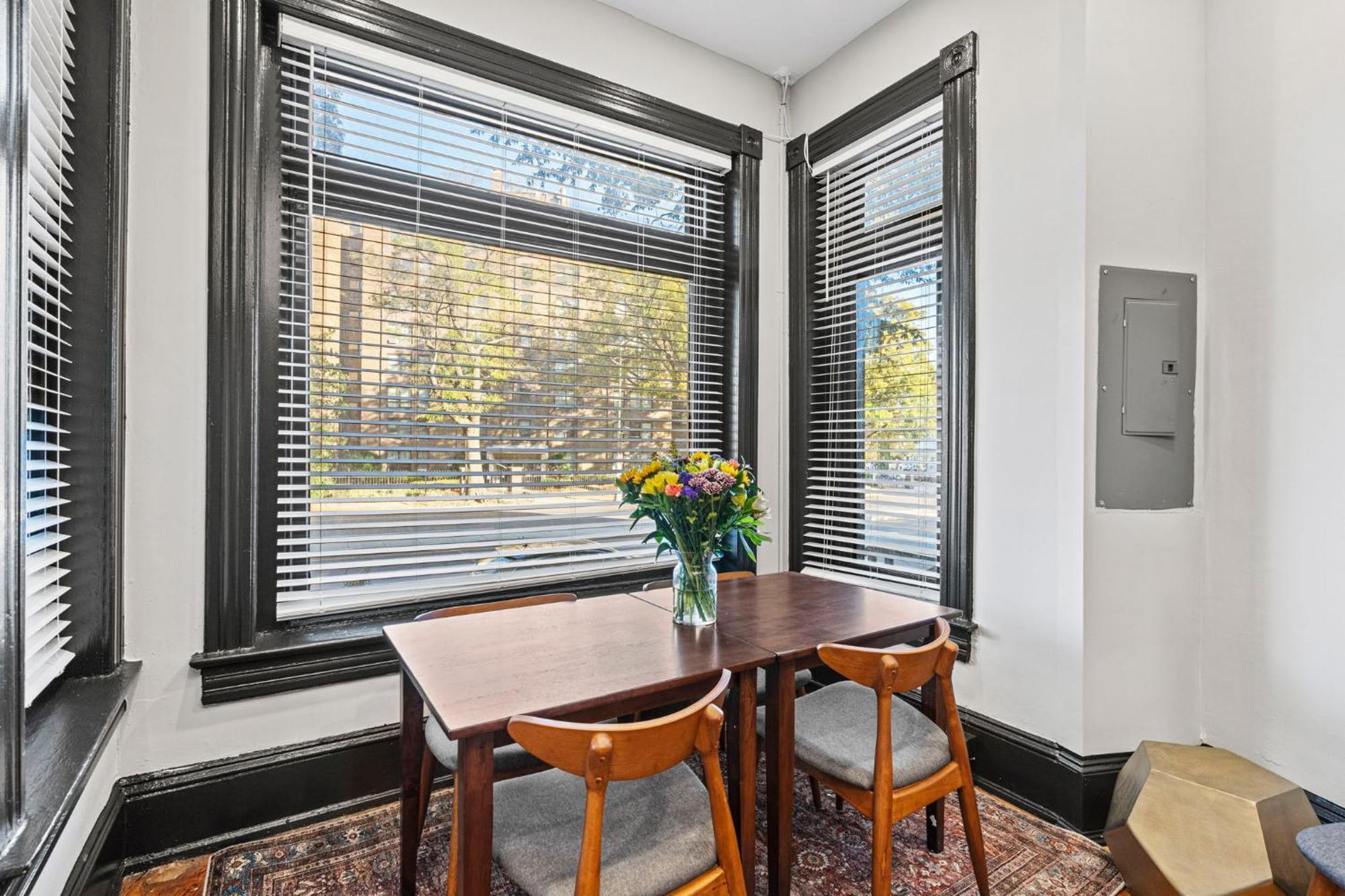 Apartment Spacious, Historic Logan Circle Rowhouse