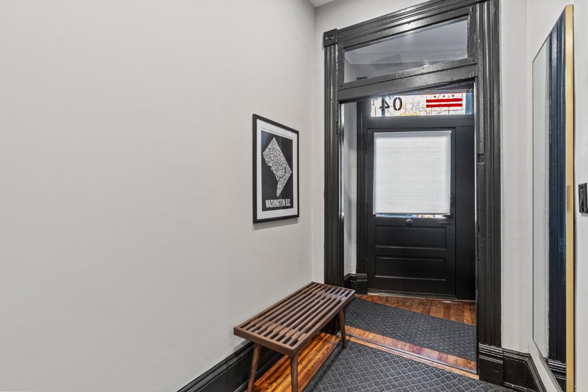 Apartment Spacious, Historic Logan Circle Rowhouse