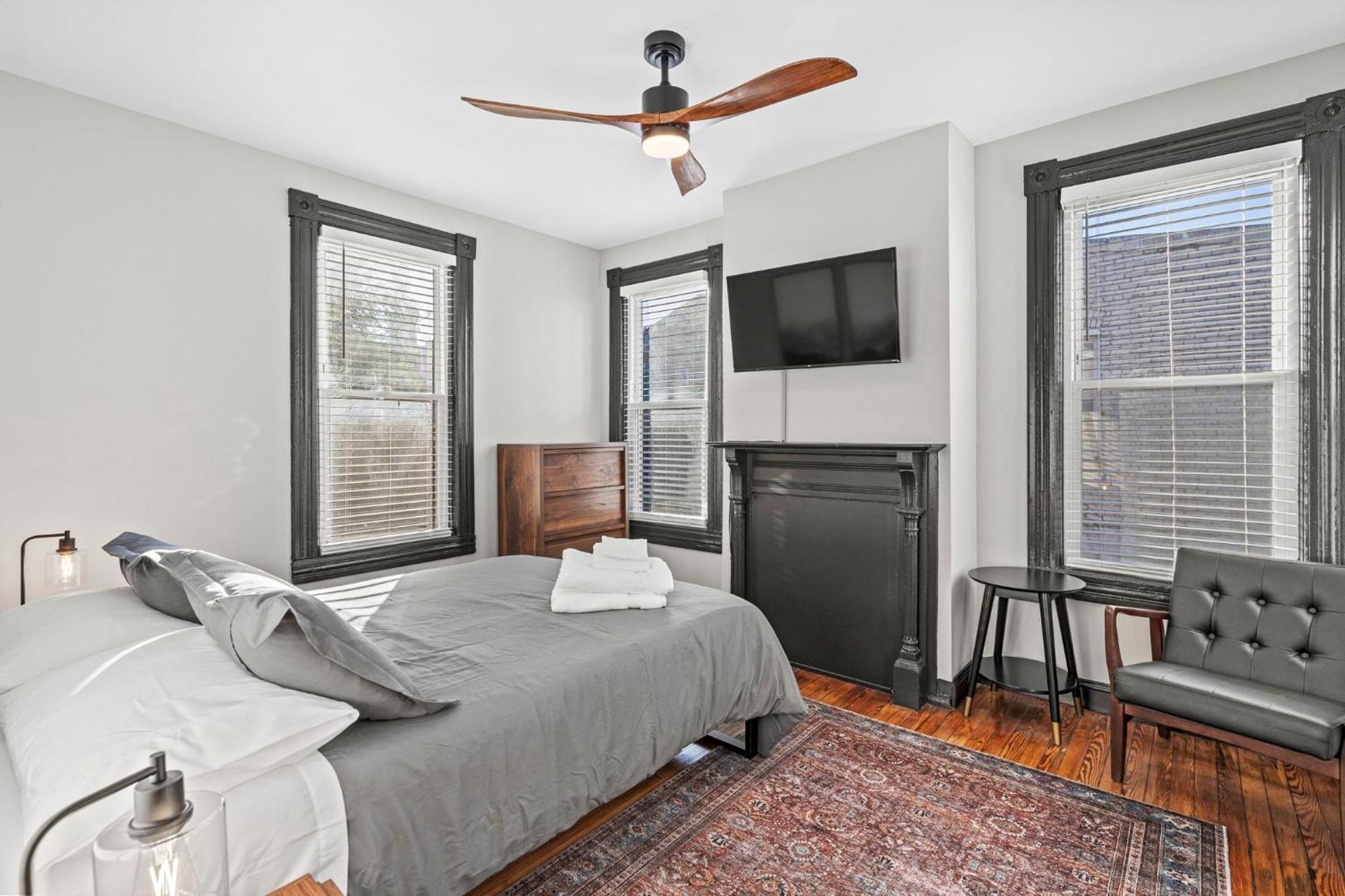 Spacious, Historic Logan Circle Rowhouse Apartment Washington