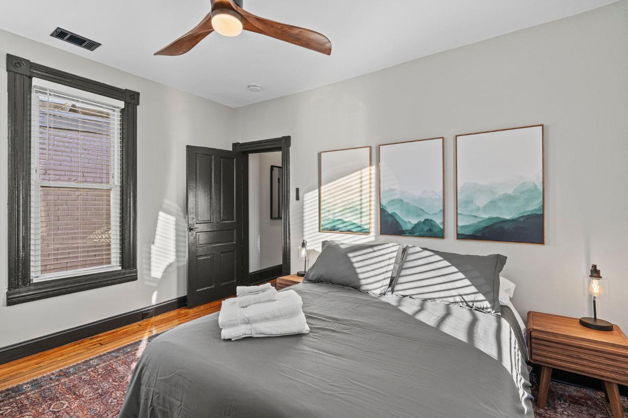 Spacious, Historic Logan Circle Rowhouse Apartment Washington