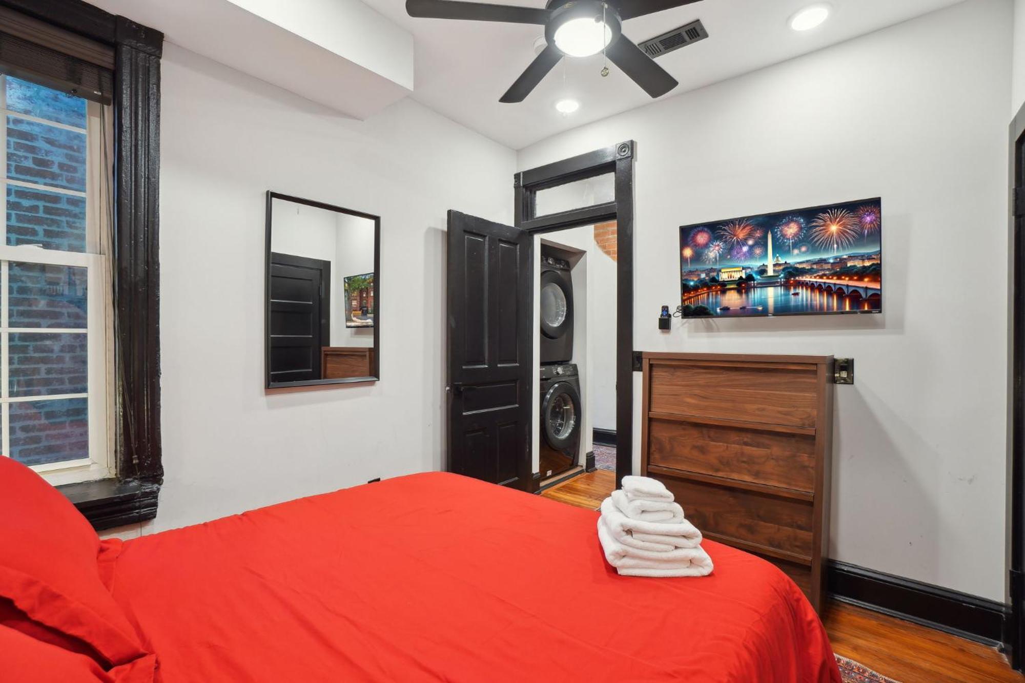 Apartment Spacious, Historic Logan Circle Rowhouse