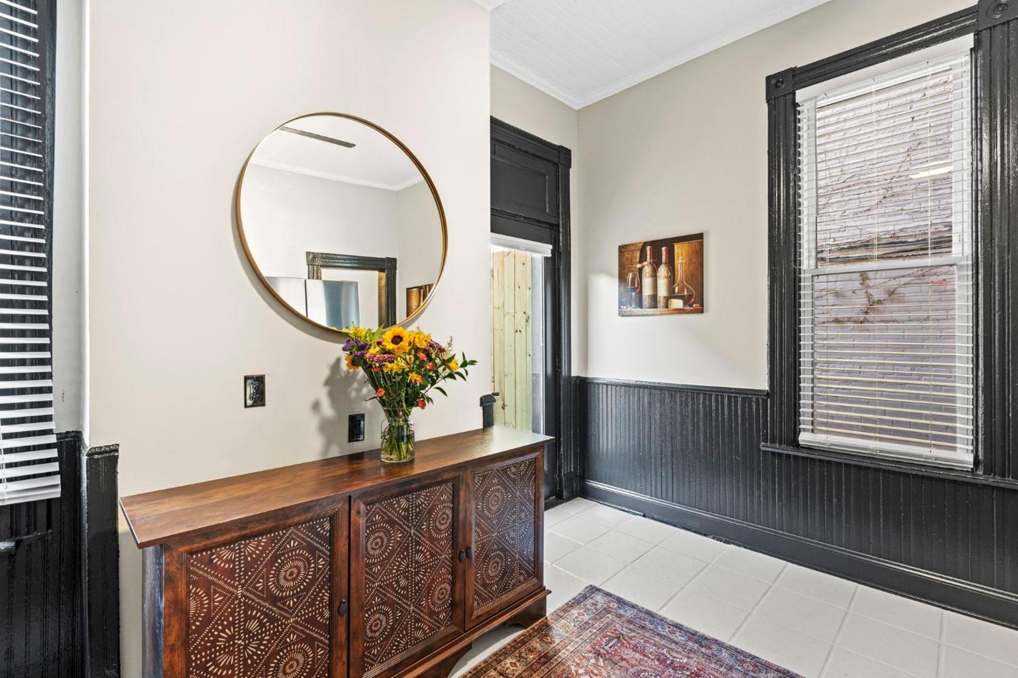 Spacious, Historic Logan Circle Rowhouse Apartment *