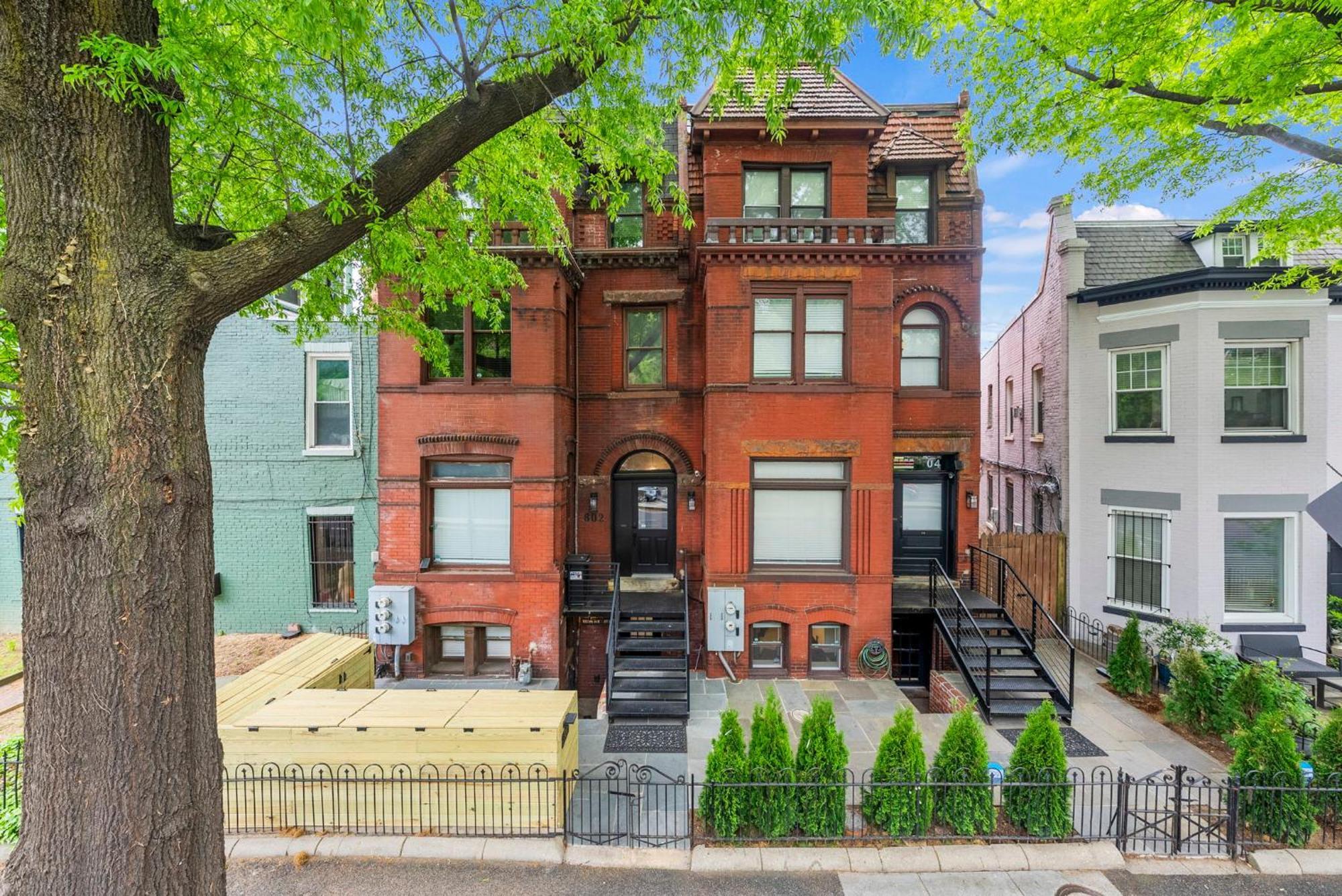 Spacious, Historic Logan Circle Rowhouse Apartment Washington