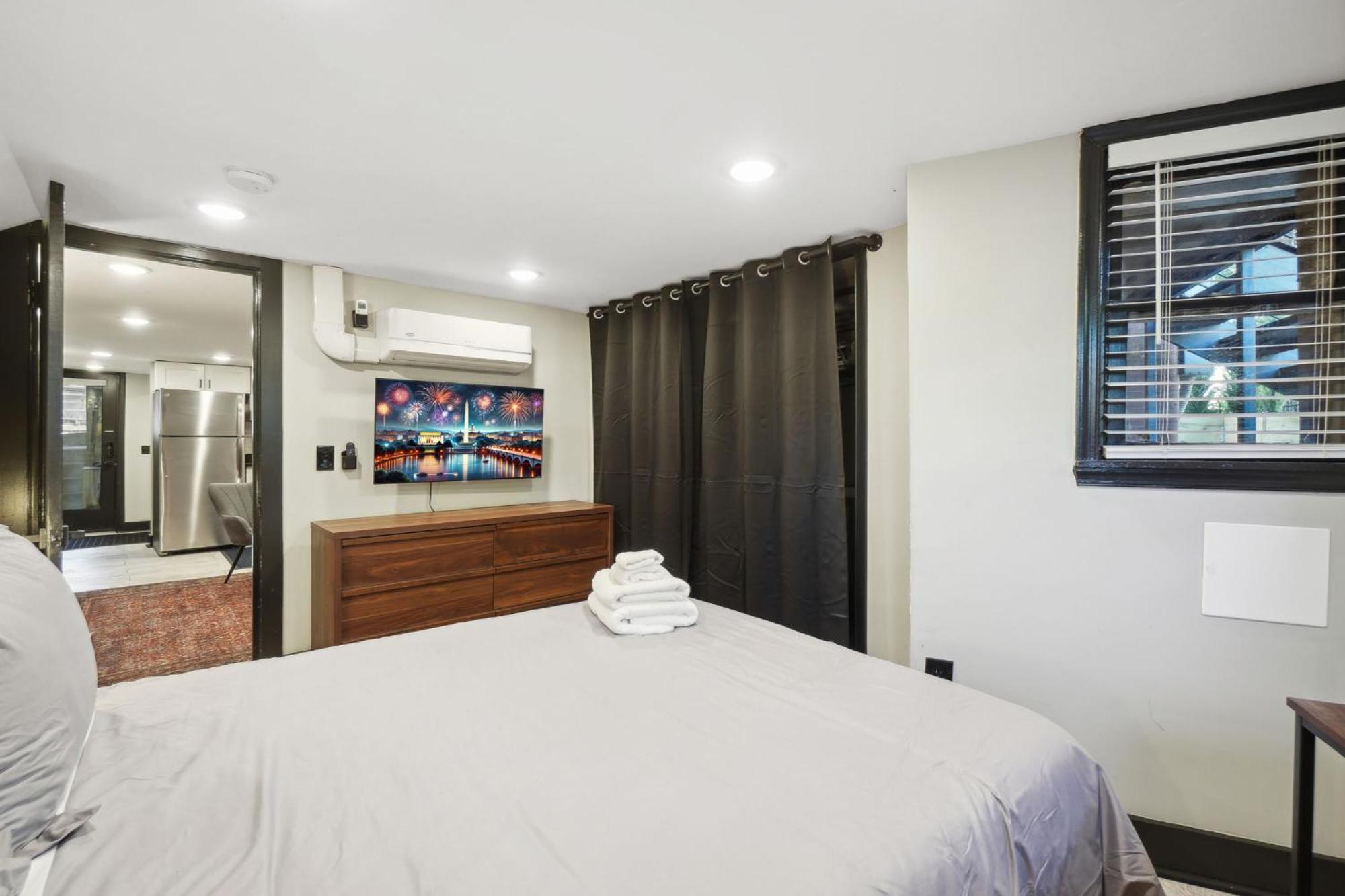 Spacious, Historic Logan Circle Rowhouse Apartment