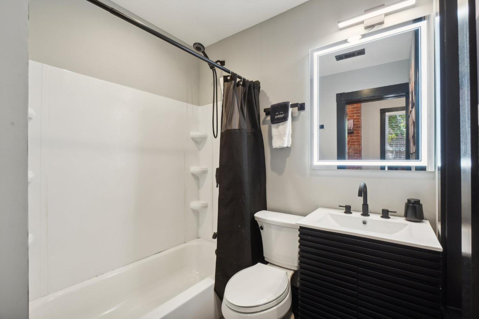 Apartment Spacious, Historic Logan Circle Rowhouse *