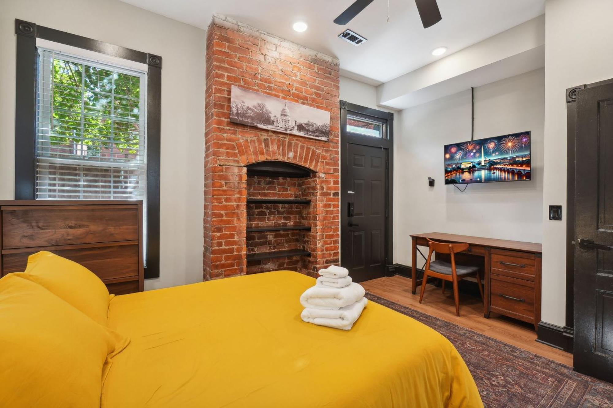 Spacious, Historic Logan Circle Rowhouse Apartment Washington