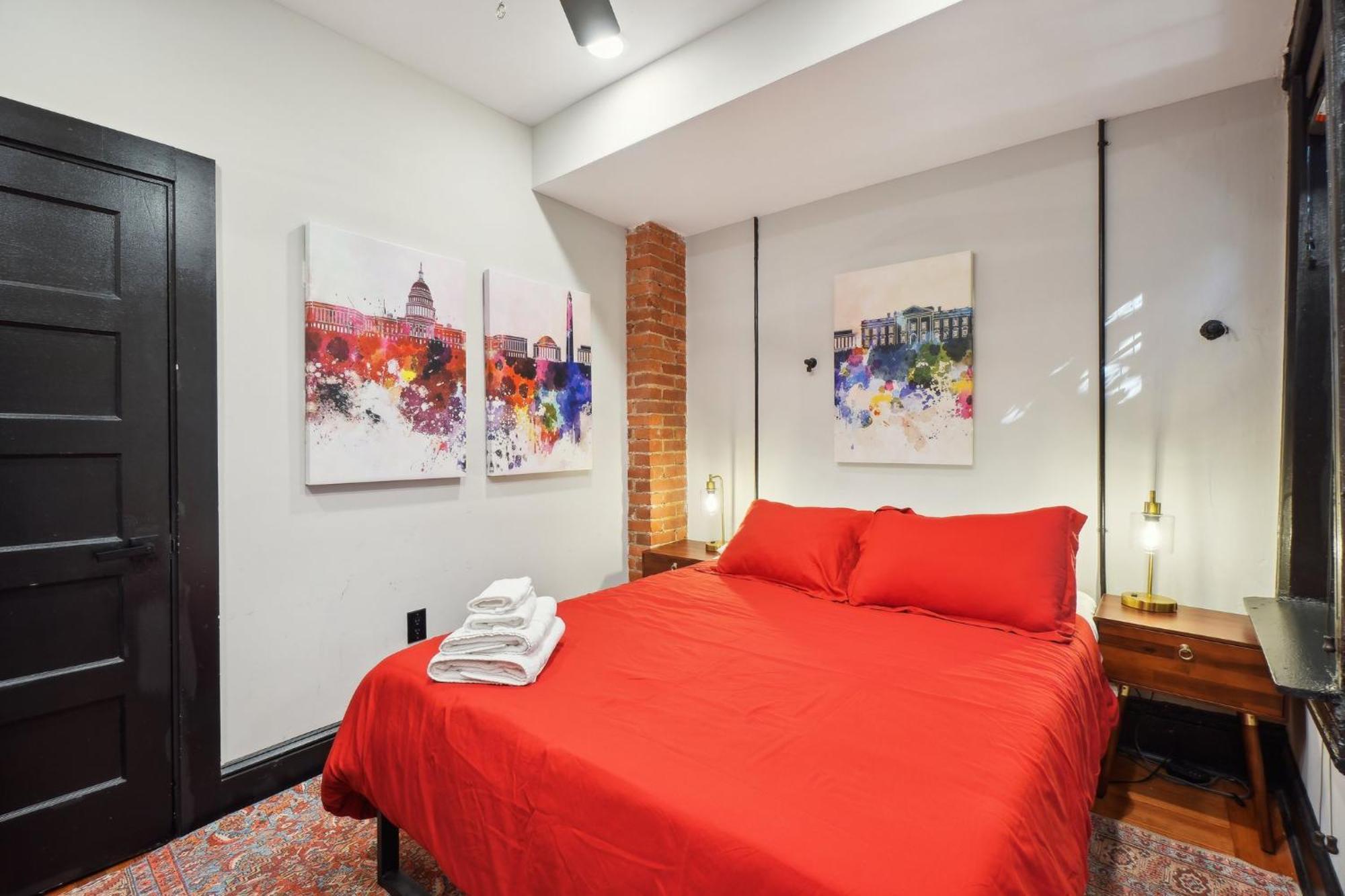 Spacious, Historic Logan Circle Rowhouse Apartment *