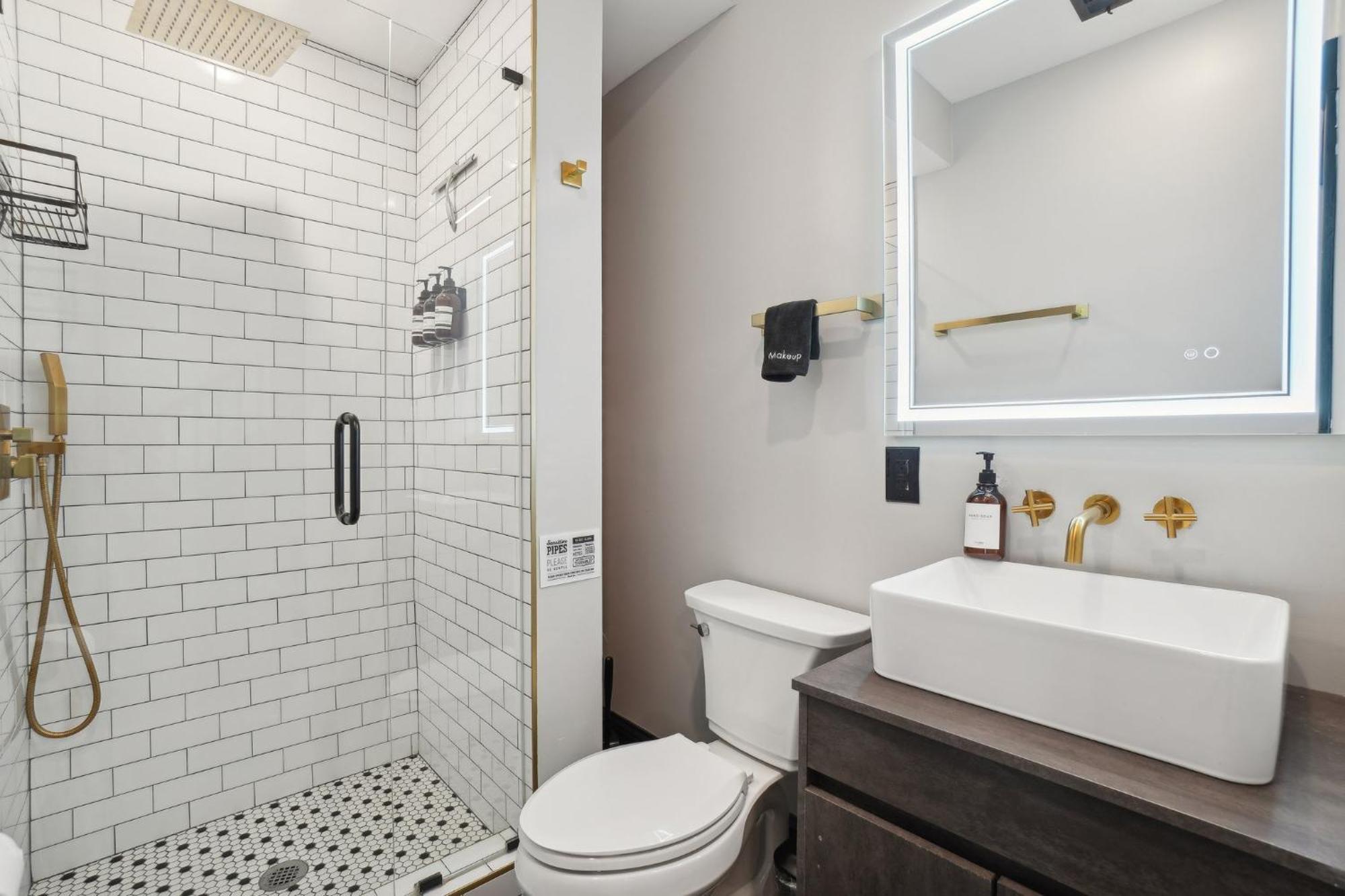 Spacious, Historic Logan Circle Rowhouse Apartment Washington