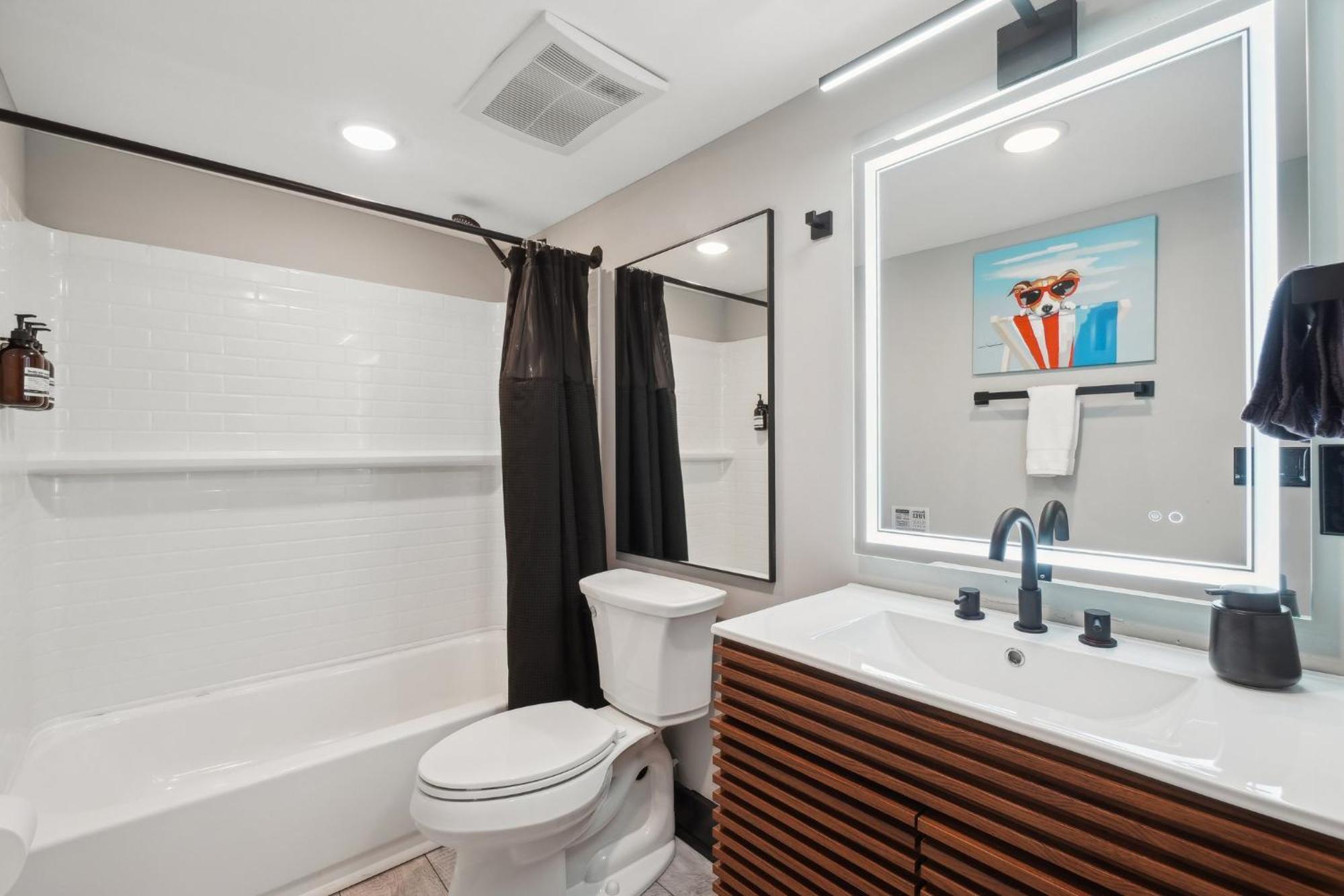 Spacious, Historic Logan Circle Rowhouse Apartment *