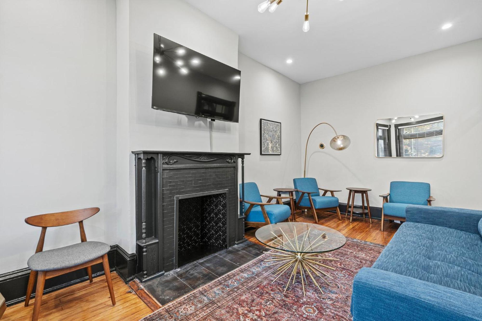 Spacious, Historic Logan Circle Rowhouse Apartment Washington