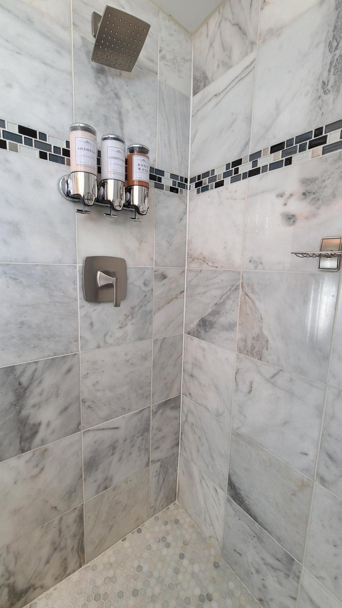 Beautiful Basement & Outdoor Oasis Apartment Washington