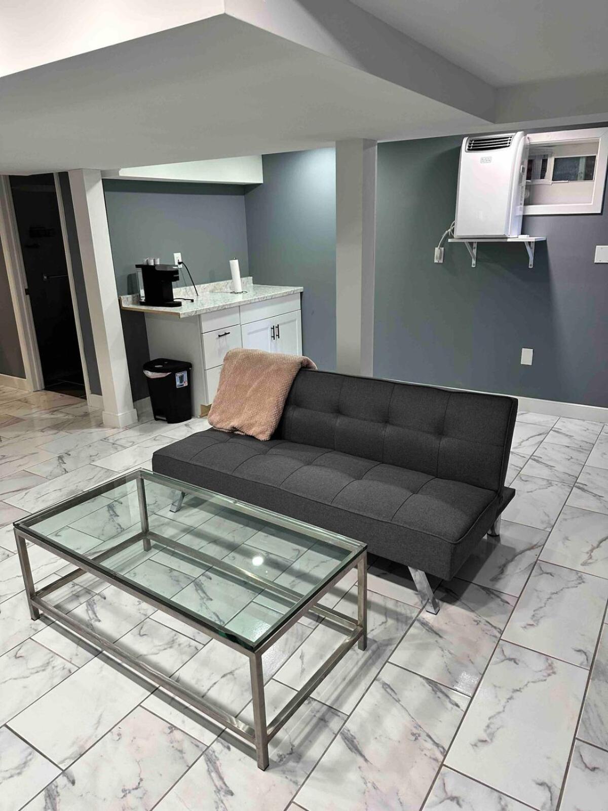 Lovely Basement 1-bedroom With Free Parking Apartment *