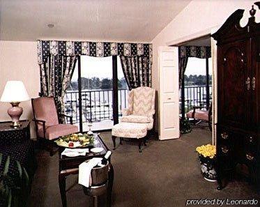 Channel Hotel 2*