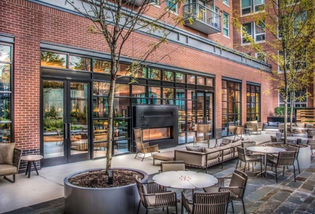 Global Luxury Near Union Station *