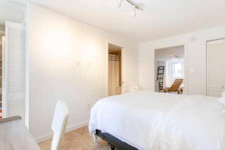 Apartment Big Bright 1 Bedroom At U/shaw + 14th On Quaint Swann