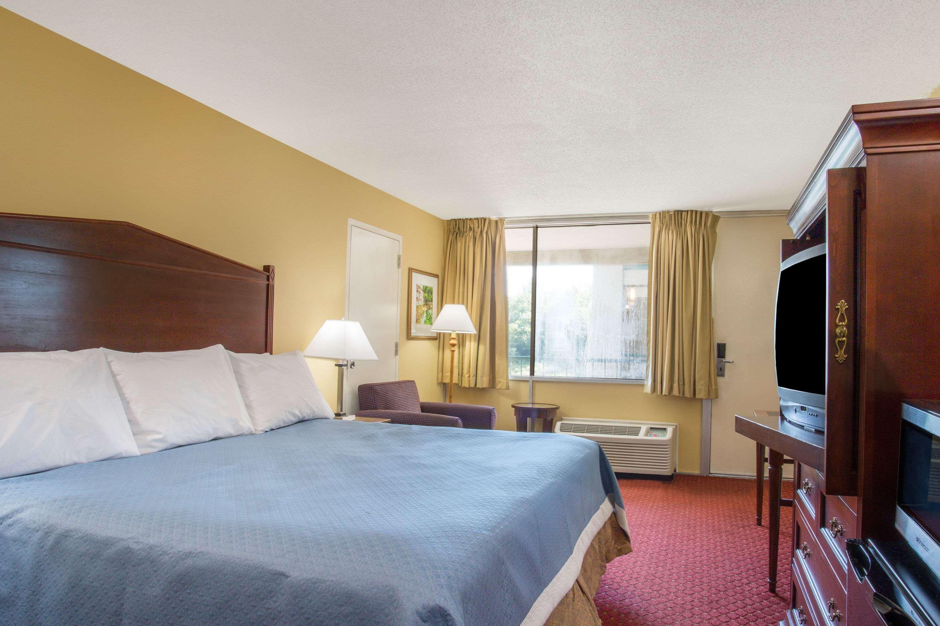 Days By Wyndham Dc/gateway Hotel 2*