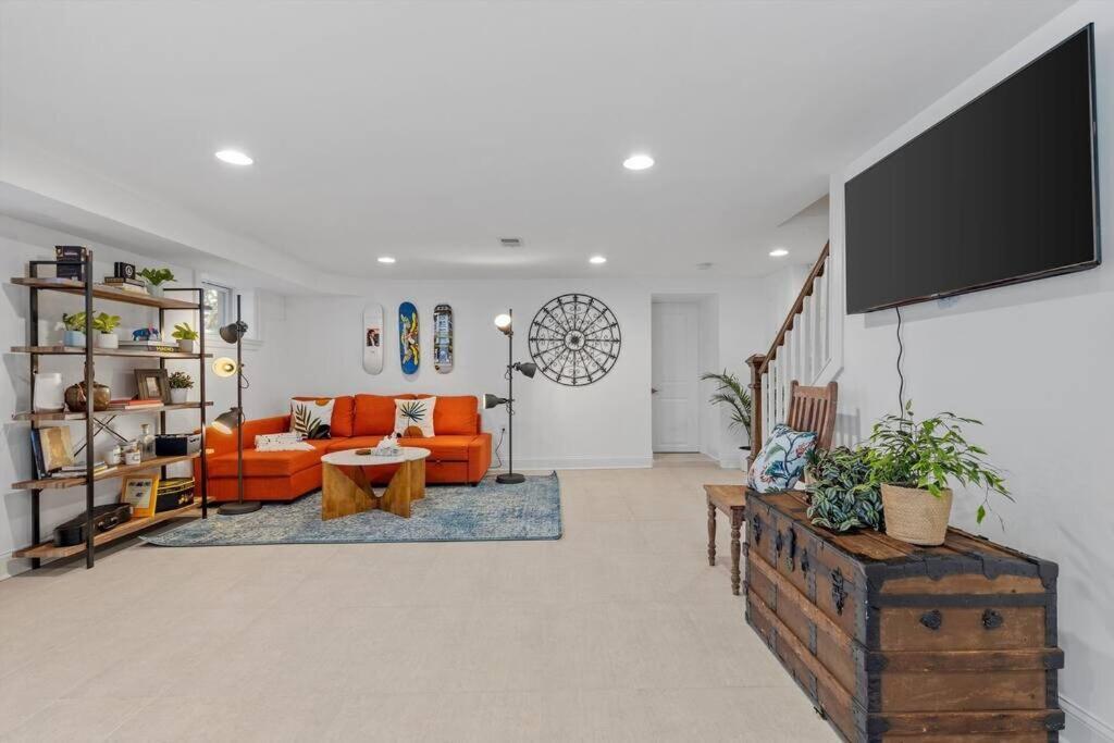 Stone's Throw From Capitol Hill Free Parking Apartment