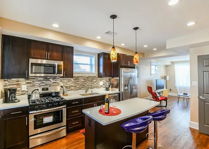 Luxurious Dc Townhome Ideal For Large Families Plus Free Parking