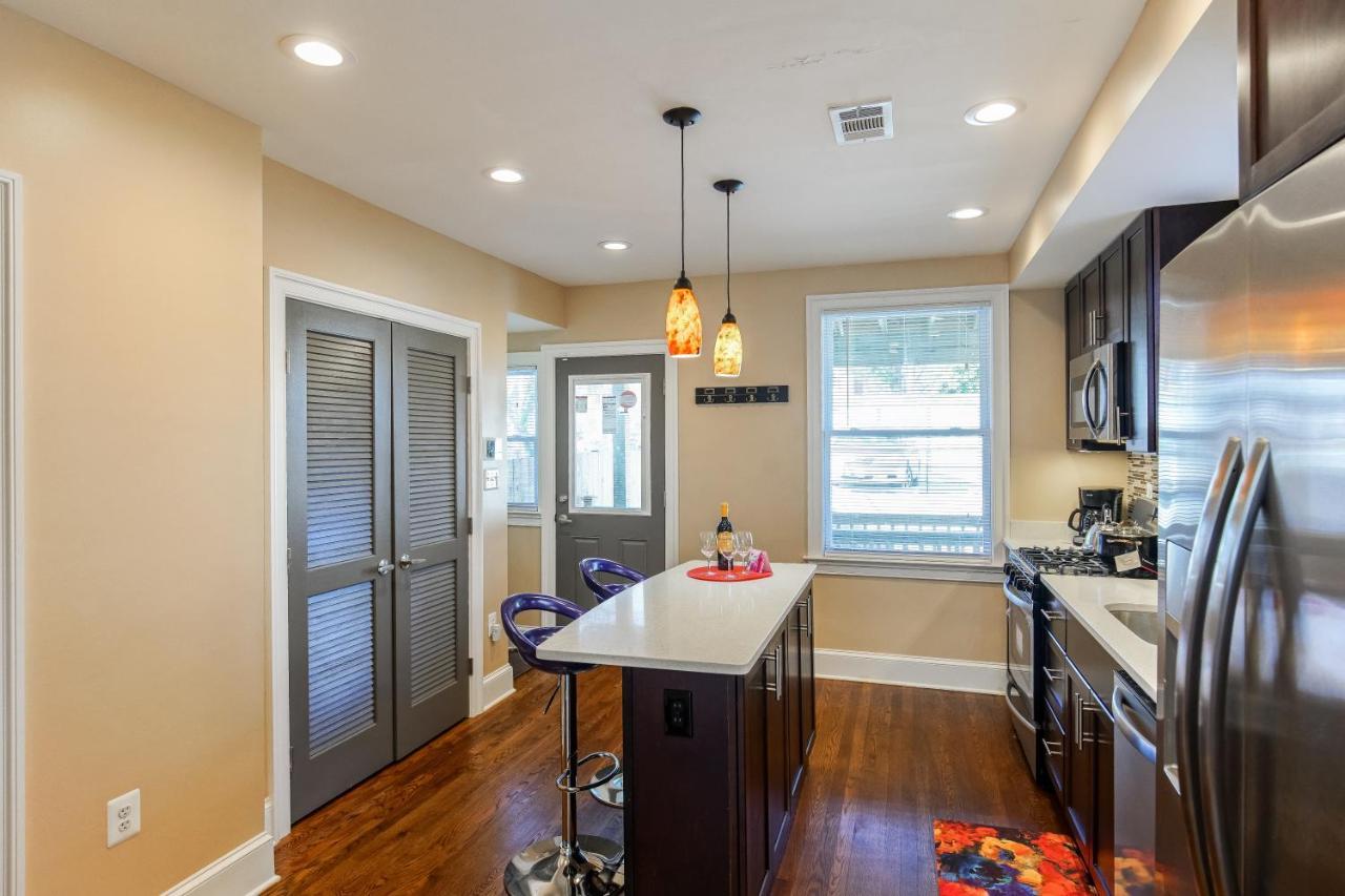 Luxurious Dc Townhome Ideal For Large Families Free Parking Holiday home *